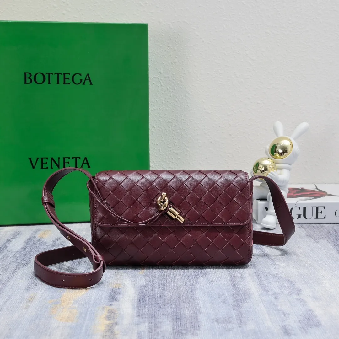 Batch 1420 Bottega Veneta's new style 🆕 mini andiamo bag is so pretty. The dark brown color is very versatile. It is high-end and casual and sexy. Andiamo is not only a commuter bag 🥰 It can be worn crossbody and carried by hand, and it is no problem to match it with evening wear. It can be matched with clothes casually, showing high-end elegance. Style number: 5545 Size: 21.5*13*4.5cm